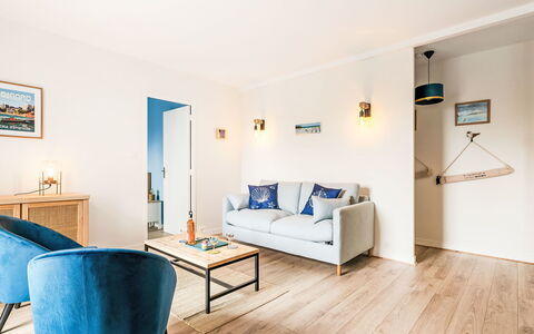 L'Emerillon: Mobilia, Interior Design, Pavimentazione, Parete, Pavimento, Legna, Divano, Camera, Soggiorno, Soffitto