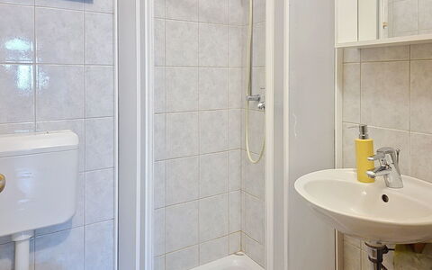 Pod Meloni: Lavandino Del Bagno, Bagno, Idraulico Fixture, Parete, Lavello, Pavimentazione, Interior Design, Pavimento, Rubinetto, Idraulico