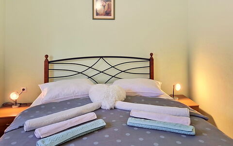 Pod Meloni: Letto, Bedding, Mobilia, Camera Da Letto, Lenzuolo, Interior Design, Parete, Legna, Pavimento, Biancheria