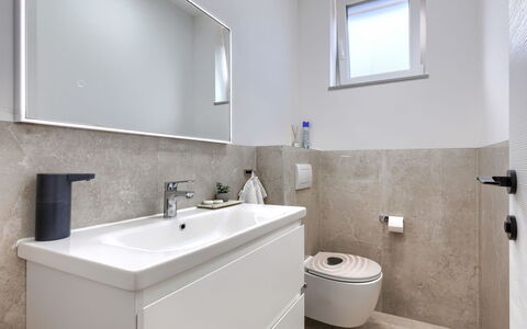 Veronica: Bagno, Idraulico Fixture, Pavimentazione, Pavimento, Lavello, Interior Design, Lavandino Del Bagno, Gabinetto, Rubinetto, Specchio