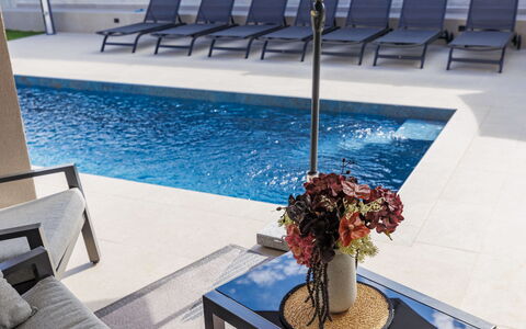 Veronica: Pavimentazione, Pavimento, Mobilia, Interior Design, Piscina, Materiale Composito, Piastrella, Ricorrere, Mobili Da Esterno, Sedia