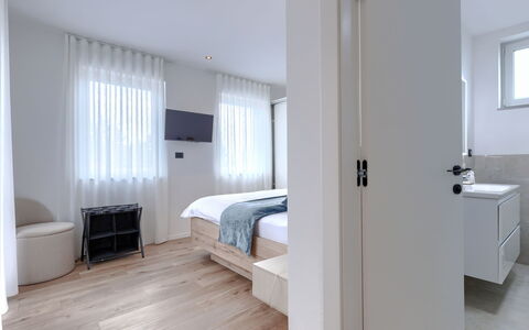 Veronica: Mobilia, Interior Design, Pavimentazione, Pavimento, Legna, Camera, Soffitto, Pavimento In Legno, Letto, Camera Da Letto