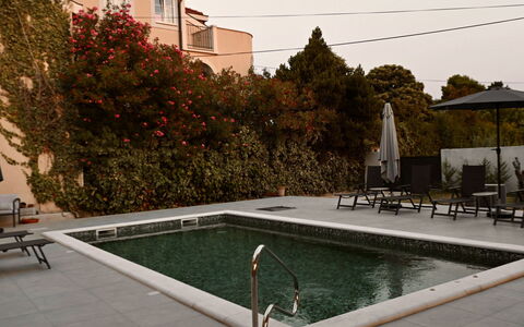 Grandpa Pouls Heritage, Heated Pool: Piscina, Mobili Da Esterno, Ricorrere, Ombrello, Materiale Composito, Lettino, Tempo Libero, Giochi D'Acqua, Sedia, Shade