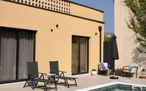 Grandpa Pouls Heritage, Heated Pool: Piscina, Porta, Casa, Mobili Da Esterno, Materiale Composito, Shade, Sedia, Porta A Casa, Calcestruzzo, Estate