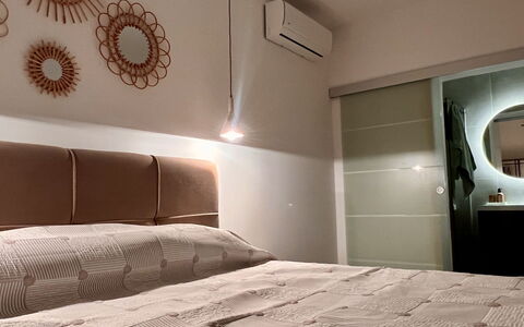 Grandpa Pouls Heritage, Heated Pool: Letto, Camera Da Letto, Mobilia, Bedding, Interior Design, Lenzuolo, Parete, Legna, Soffitto, Pavimento