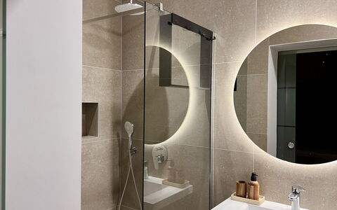 Grandpa Pouls Heritage, Heated Pool: Idraulico Fixture, Interior Design, Specchio, Bagno, Idraulico, Pavimentazione, Illuminazione, Lampada, Pavimento, Rubinetto