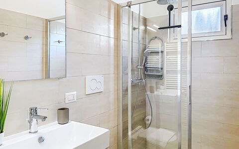 Carla: Bagno, Idraulico Fixture, Pavimentazione, Interior Design, Pavimento, Idraulico, Doccia, Lavello, Rubinetto, Lavandino Del Bagno