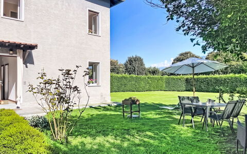 Carla: Erba, Giardino, Arbusto, Casa, Casa, Lotto, Prato, Mobili Da Esterno, Cortile