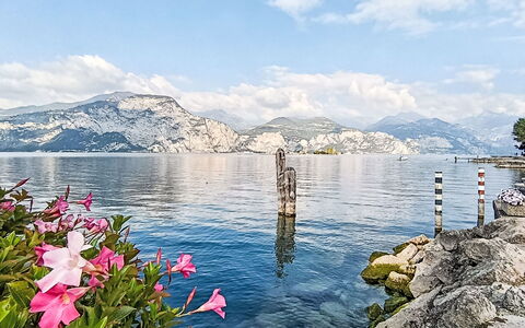 Casa al Lago: Blu, Cielo, Acqua, Corpo D'Acqua, Geografia Montane, Montagna, Costiera E Morfologie Oceanic, Estate, Nube, Costa