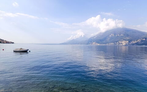 Casa al Lago: Cielo, Blu, Acqua, Geografia Montane, Corpo D'Acqua, Risorse Idriche, Montagna, Orizzonte, Nube, Costiera E Morfologie Oceanic