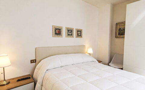 Casa al Lago: Letto, Mobilia, Camera Da Letto, Interior Design, Bedding, Lenzuolo, Pavimento, Pavimentazione, Legna, Camera