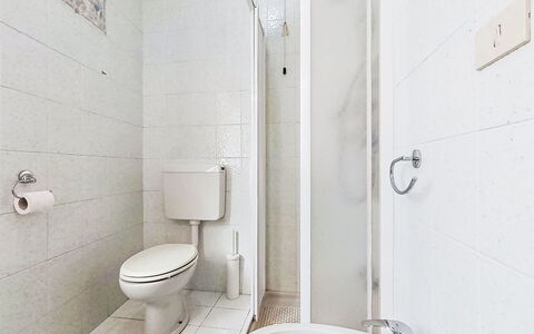 Casa al Lago: Pavimentazione, Pavimento, Bagno, Gabinetto, Toilet Seat, Idraulico Fixture, Interior Design, Camera, Idraulico, Soffitto