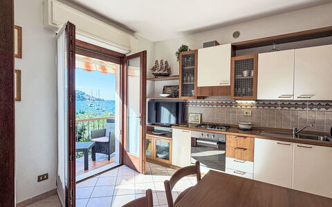 Casa al Lago: Legna, Interior Design, Mobilia, Pavimentazione, Cucina, Pavimento, Camera, Controsoffitto, Cucina & Sala Da Pranzo Tavolo, Cabinetry