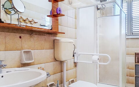 Sorella Lina: Idraulico Fixture, Interior Design, Pavimentazione, Bagno, Pavimento, Idraulico, Lavello, Camera, Gabinetto, Rubinetto