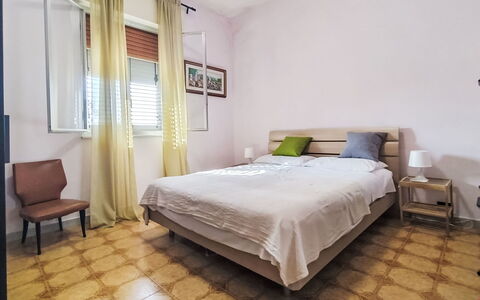 Sorella Lina: Letto, Mobilia, Camera Da Letto, Pavimento, Pavimentazione, Bedding, Interior Design, Lenzuolo, Legna, Camera