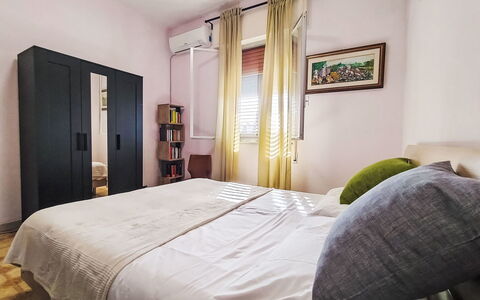 Sorella Lina: Letto, Mobilia, Interior Design, Camera Da Letto, Bedding, Lenzuolo, Pavimento, Camera, Pavimentazione, Legna