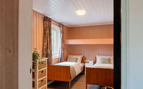 Porsmyr: Pavimentazione, Pavimento, Interior Design, Legna, Camera Da Letto, Mobilia, Letto, Soffitto, Camera, Lenzuolo