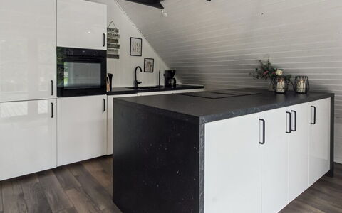 Terttu - 30Km from the Sea: Pavimentazione, Legna, Controsoffitto, Cucina, Pavimento, Interior Design, Cabinetry, Soffitto, Casa, Elettrodomestico Da Cucina