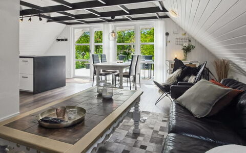 Terttu - 30Km from the Sea: Mobilia, Interior Design, Pavimentazione, Legna, Soffitto, Pavimento, Illuminazione, Pavimento In Legno, Lampada, Sedia