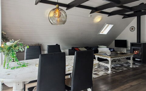 Terttu - 30Km from the Sea: Legna, Interior Design, Soffitto, Lampada, Pavimentazione, Illuminazione, Mobilia, Lampadario, Pavimento, Casa