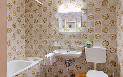 Sankt Ulrich am Pillersee 648: Giallo, Idraulico Fixture, Bagno, Pavimentazione, Interior Design, Pavimento, Toilet Seat, Lavandino Del Bagno, Gabinetto, Idraulico
