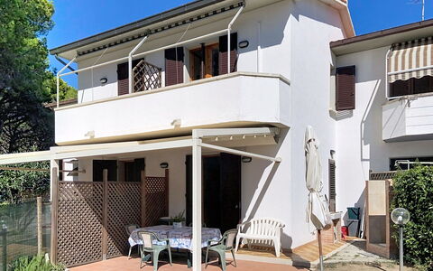 Casa dei Nonni: Appartamento, Ricorrere, Piscina, Condominio, Balcone, Hotel, Eco Hotel, Villa, Pianta Della Casa