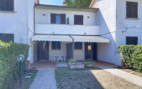 Casa dei Nonni: Appartamento, Ricorrere, Piscina, Condominio, Balcone, Hotel, Eco Hotel, Villa, Pianta Della Casa