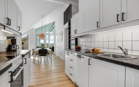 Gunnild - 200M to the Fjord: Cucina, Controsoffitto, Interior Design, Elettrodomestico Da Cucina, Soffitto, Pavimentazione, Apparecchio Major, Cabinetry, Mobilia, Pavimento