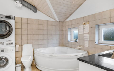 Gunnild - 200M to the Fjord: Interior Design, Pavimentazione, Idraulico Fixture, Pavimento, Soffitto, Lavatrice, Camera, Bagno, Idraulico, Illuminazione