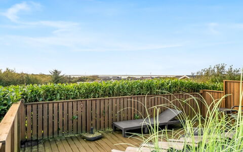 Gunnild - 200M to the Fjord: Erba, Arbusto, Giardino, Lotto, Groundcover, Landscaping, Recinzione, Backyard, Latifoglie, Deck