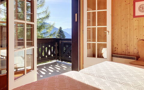 Chalet Perry: Legna, Interior Design, Mobilia, Camera, Pavimento, Pavimentazione, Soffitto, Latifoglie, Cornice, Color Legno