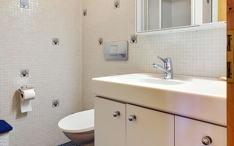 Chalet Perry: Bagno, Idraulico Fixture, Interior Design, Lavandino Del Bagno, Parete, Pavimentazione, Lavello, Pavimento, Mobiletto Del Bagno, Specchio