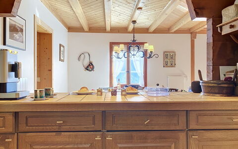 Chalet Perry: Mobilia, Controsoffitto, Legna, Pavimentazione, Cabinetry, Interior Design, Cucina, Soffitto, Pavimento, Lampada
