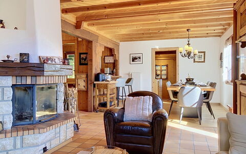 Chalet Perry: Mobilia, Interior Design, Legna, Sedia, Soffitto, Camera, Tavolo, Pavimentazione, Soggiorno, Pavimento