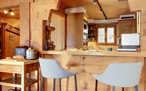 Chalet Perry: Mobilia, Pavimentazione, Legna, Interior Design, Pavimento, Sedia, Cucina, Seggiola Da Bar, Soffitto, Tavolo