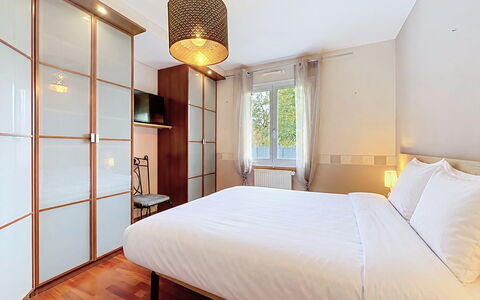 La Lilla, à 15 Min de Pornic: Interior Design, Appartamento, Color Legno, Latifoglie, Letto, Camera Da Letto, Bedding, Hotel, Lenzuolo, Lampada