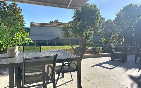 La Lilla, à 15 Min de Pornic: Mobilia, Mobili Da Esterno, Sedia, Shade, Tavolo Esterno, Cucina & Sala Da Pranzo Tavolo, Terrazza, Giardino, Struttura Esterna, Cortile