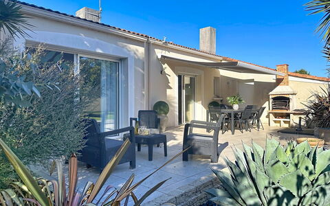 La Lilla, à 15 Min de Pornic: Casa, Giardino, Vaso Di Fiori, Landscaping, Shade, Pianta Della Casa, Sedia, Estate, Backyard