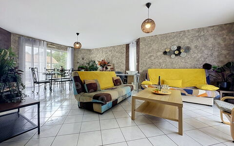 La Lilla, à 15 Min de Pornic: Mobilia, Interior Design, Pavimentazione, Pavimento, Parete, Divano, Legna, Soffitto, Camera, Soggiorno