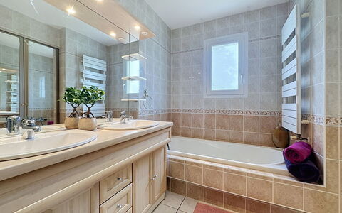 La Lilla, à 15 Min de Pornic: Bagno, Lavandino Del Bagno, Interior Design, Lavello, Idraulico Fixture, Pavimentazione, Controsoffitto, Pavimento, Vasca Da Bagno, Specchio
