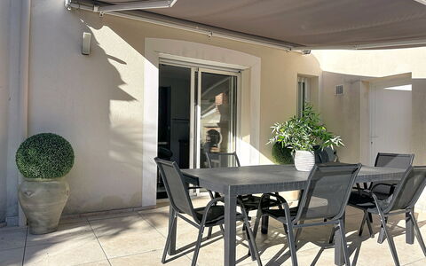 La Lilla, à 15 Min de Pornic: Tenda, Mobili Da Esterno, Shade, Sedia, Vaso Di Fiori, Tavolo Esterno, Pianta Della Casa, Balcone, Struttura Esterna, Terrazza