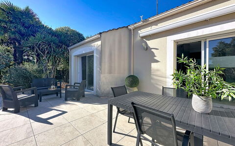 La Lilla, à 15 Min de Pornic: Mobilia, Shade, Mobili Da Esterno, Sedia, Pianta Della Casa, Balcone, Landscaping, Terrazza, Vaso Di Fiori