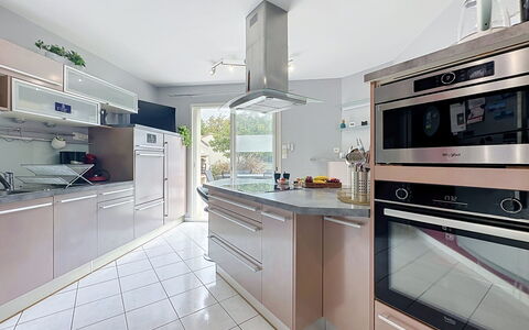 La Lilla, à 15 Min de Pornic: Elettrodomestico Da Cucina, Cucina, Controsoffitto, Apparecchio Major, Cabinetry, Pavimentazione, Interior Design, Elettrodomestico, Cucina Stufa, Mobilia