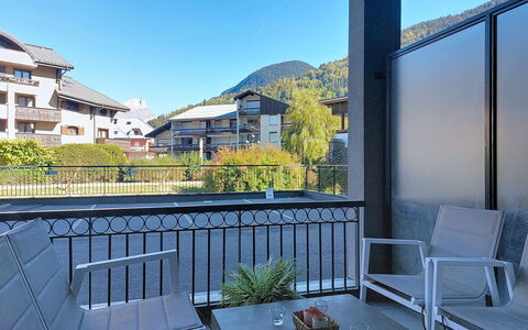 Clos du Savoy: Balcone, Sedia, Mobili Da Esterno, Shade, Portico, Eco Hotel, Recinzione, Tavolo Esterno, Pianta Della Casa, Deck