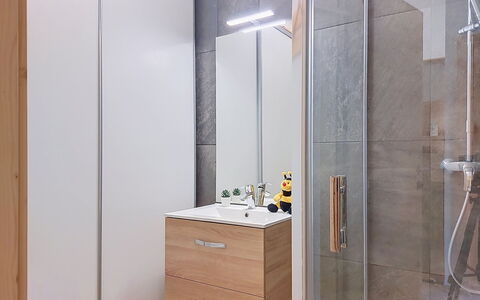Clos du Savoy: Pavimentazione, Interior Design, Legna, Idraulico Fixture, Pavimento, Mobiletto Del Bagno, Cabinetry, Idraulico, Camera, Bagno