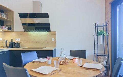 Clos du Savoy: Mobilia, Interior Design, Pavimentazione, Sedia, Legna, Pavimento, Camera, Soffitto, Tavolo, Illuminazione