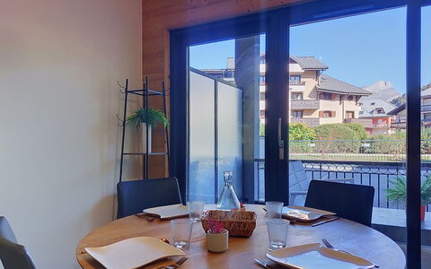 Clos du Savoy: Mobilia, Interior Design, Tavolo, Legna, Sedia, Cucina & Sala Da Pranzo Tavolo, Sala Da Pranzo, Pavimentazione, Illuminazione, Pavimento