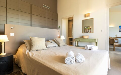 Cala Rossa: Letto, Mobilia, Interior Design, Camera Da Letto, Pavimentazione, Pavimento, Parete, Lenzuolo, Bedding, Camera