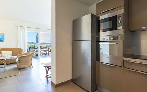 Cala Rossa: Mobilia, Pavimentazione, Interior Design, Cucina, Controsoffitto, Pavimento, Cabinetry, Soffitto, Elettrodomestico Da Cucina, Apparecchio Major