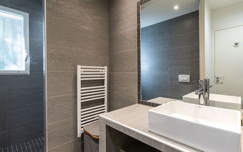 Cala Rossa: Pavimentazione, Idraulico Fixture, Pavimento, Interior Design, Bagno, Rubinetto, Lavello, Soffitto, Idraulico, Controsoffitto